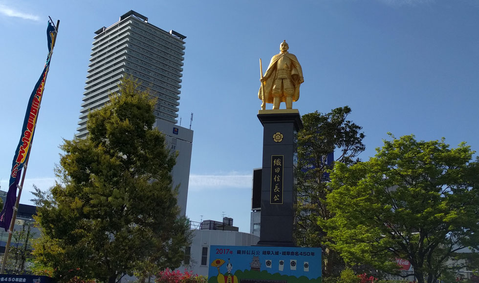 岐阜駅前にそびえたつ織田信長のゴールド像。