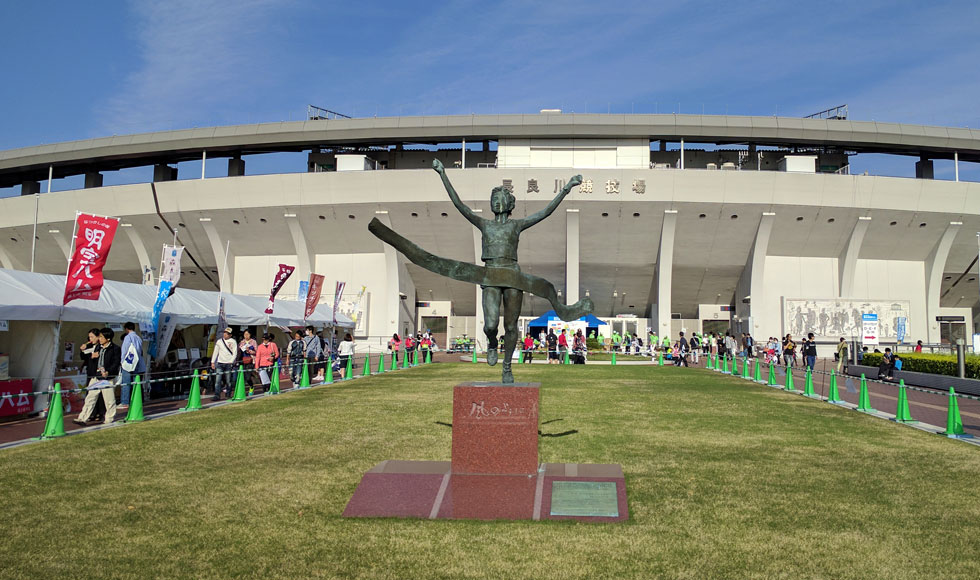 会場でもある長良川競技場の銅像。高橋尚子さんがシドニー五輪で金メダルをとった時のシーンです。