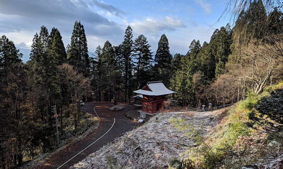 少し雪の積もった極楽門