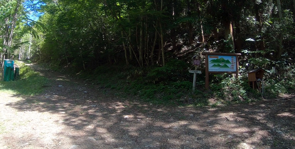 登山ポストとトイレ